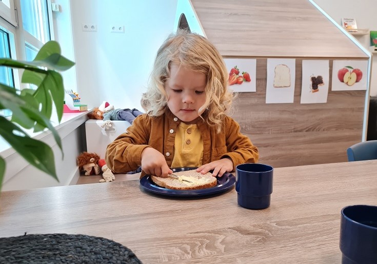 Duimelot jongen bijna 4 smeert brood