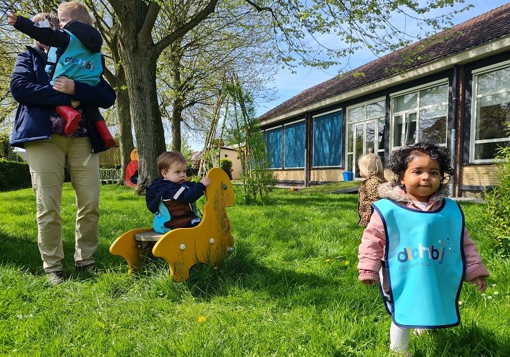 grasveld met bomen bij Dichtbij kinderdagverblijf Duimelot Vianen