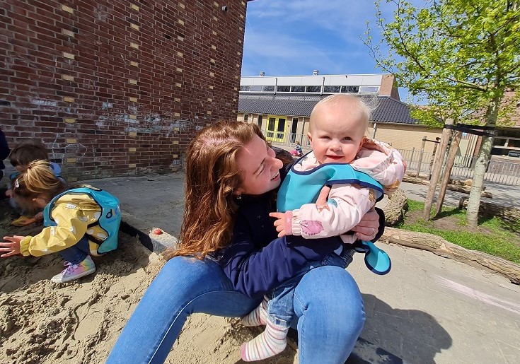 Dichtbij kinderdagdagverblijf Duimelot pedagogisch medewerker in zandbak met jong kind