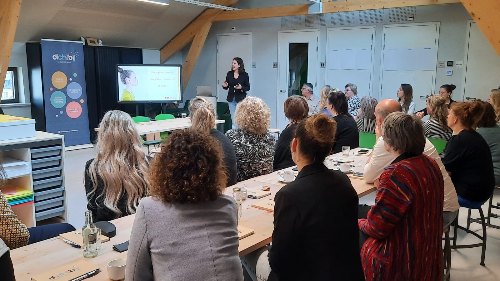 Loes Ypma geeft presentatie bij Dichtbij kinderopvang