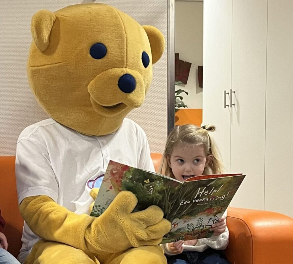 BoekStartbeer leest voor bij Dichtbij Parkschool in Vianen