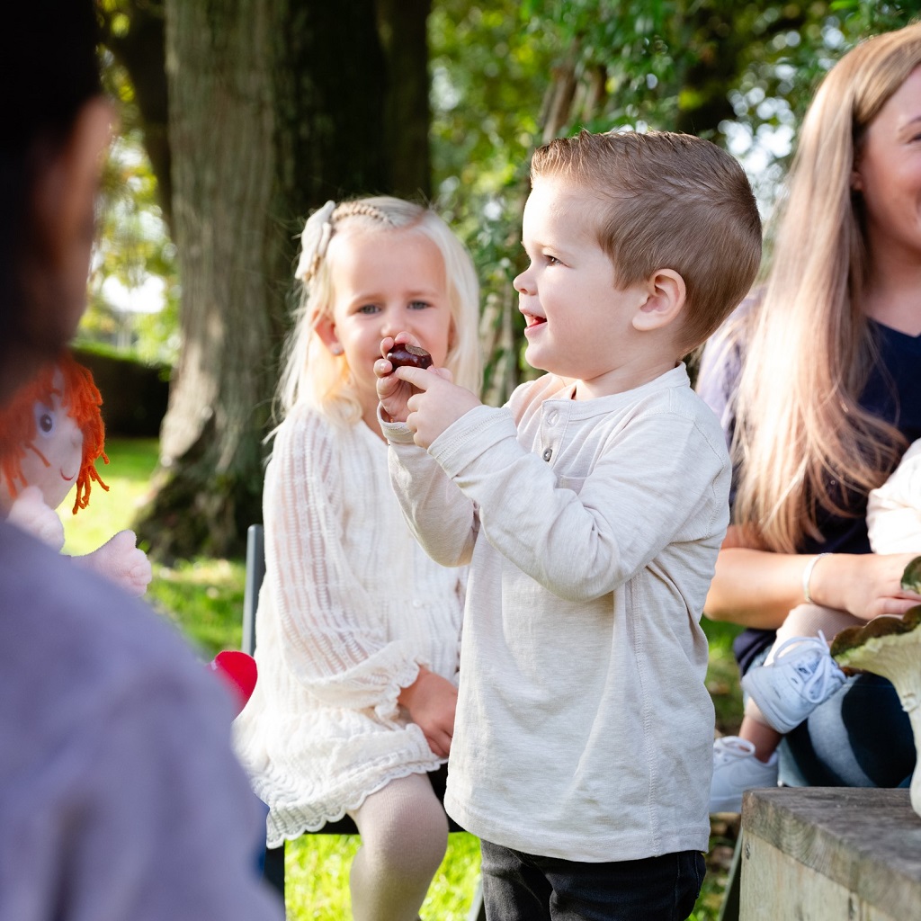 peuter speelt in tuin bij Dichtbij kinderopvang