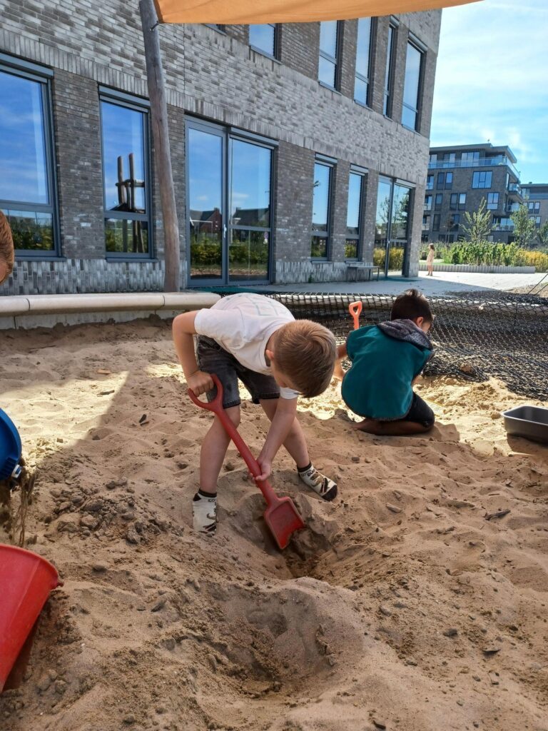 kinderen spelen in zandbak