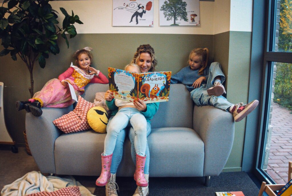 Dichtbij pedagogisch professional leest voor op de BSO