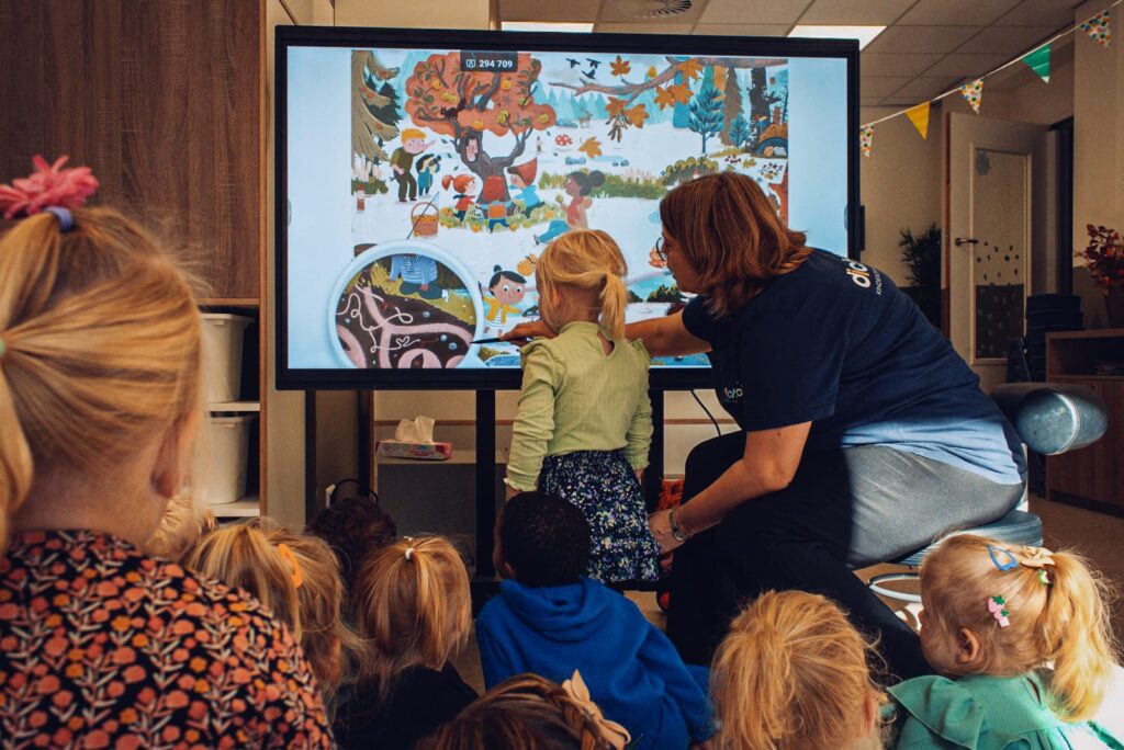 voorschoolse educatie voor peuters met een praatplaat bij peuteropvang Dichtbij