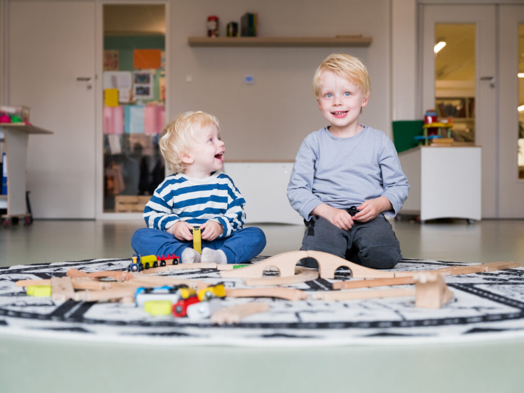 2 jongetjes op een speelkleed