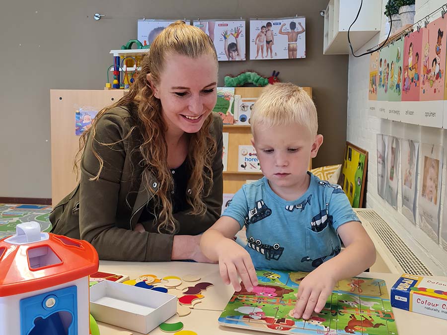 Op de Peuterplusgroep heeft Jason (3,5) het beter naar zijn zin en doet hij wèl mee.