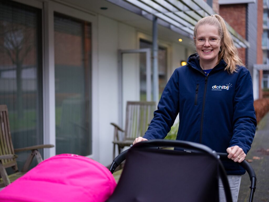 gastouder loopt met kinderwagen