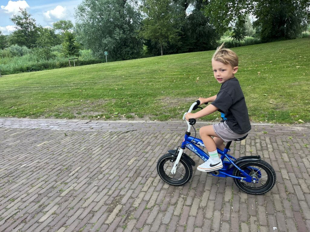 jongen van 3 fietst