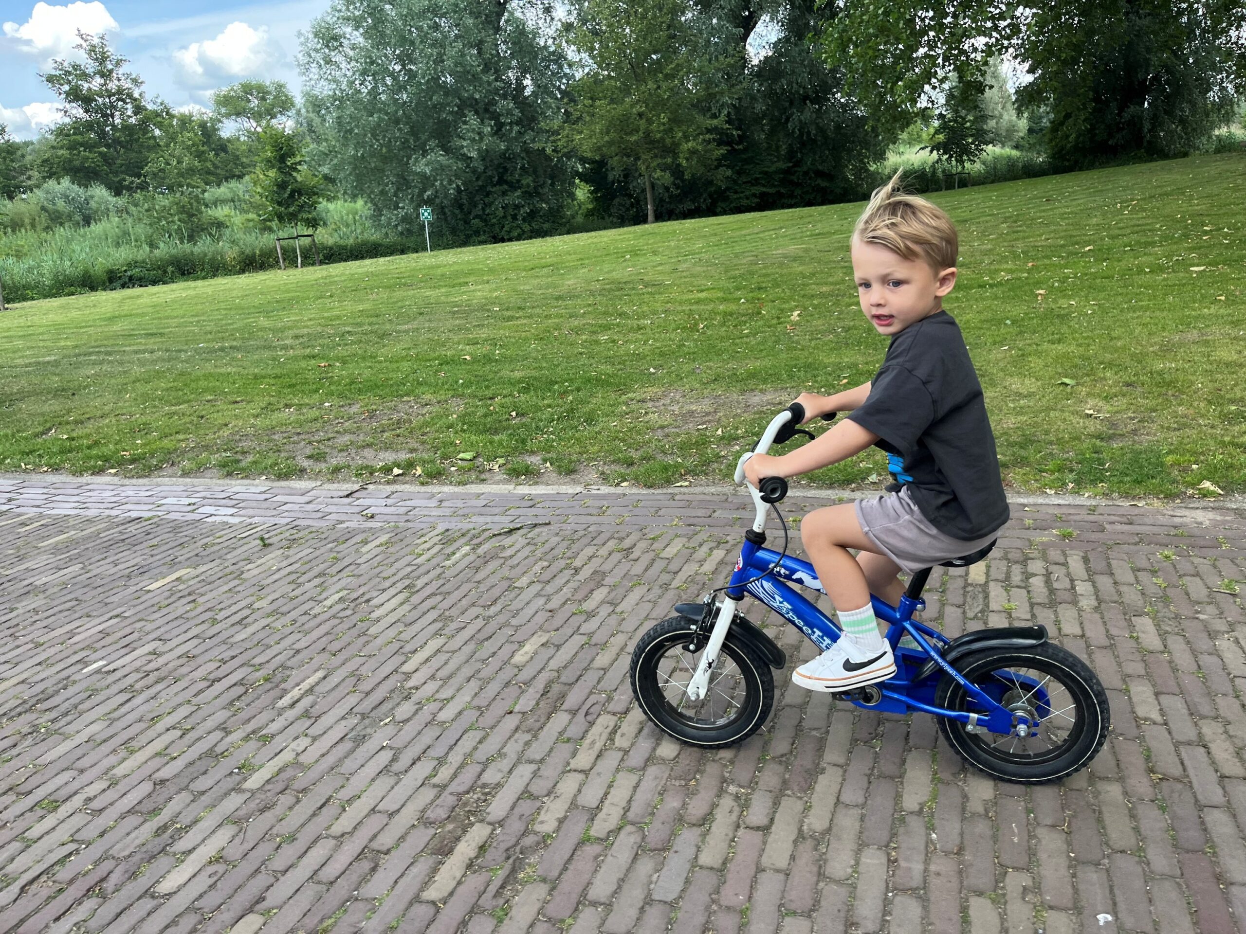 jongen van 3 fietst