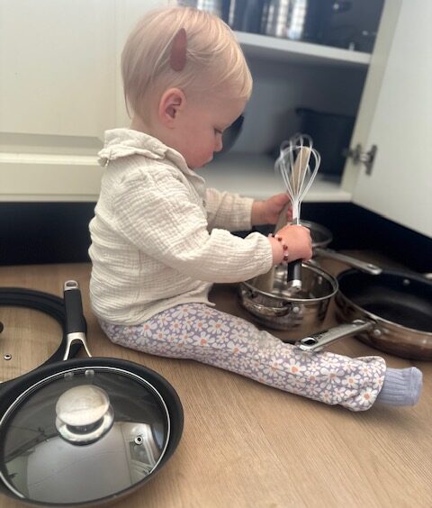 baby speelt met keukengerei