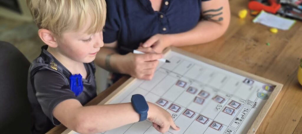 Moeder vult weekschema samen met haar zoon in