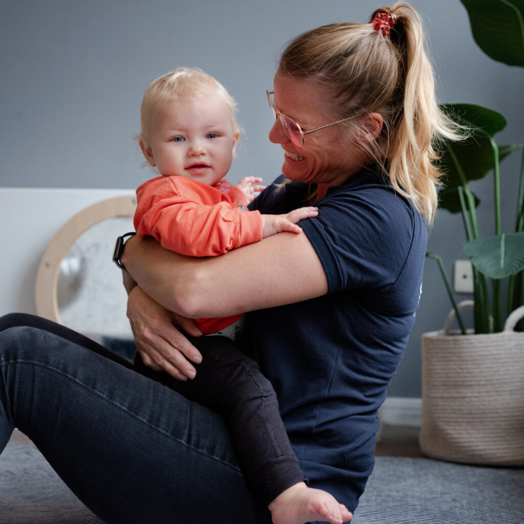 Dichtbij pedagogisch professional met baby