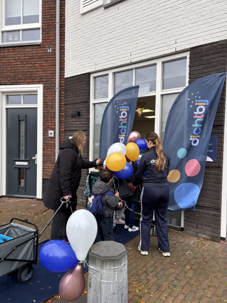 De kinderen gaan naar binnen bij de Dichtbij BSO dependance Hoef en Haag