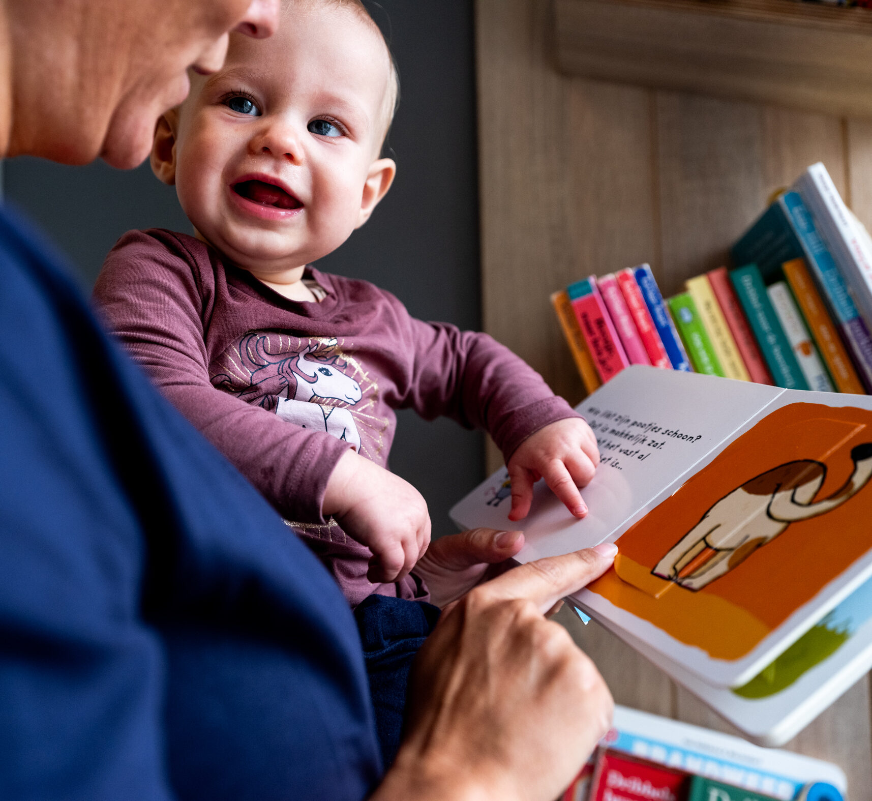 Dichtbij pedagogisch professionals leest baby voor