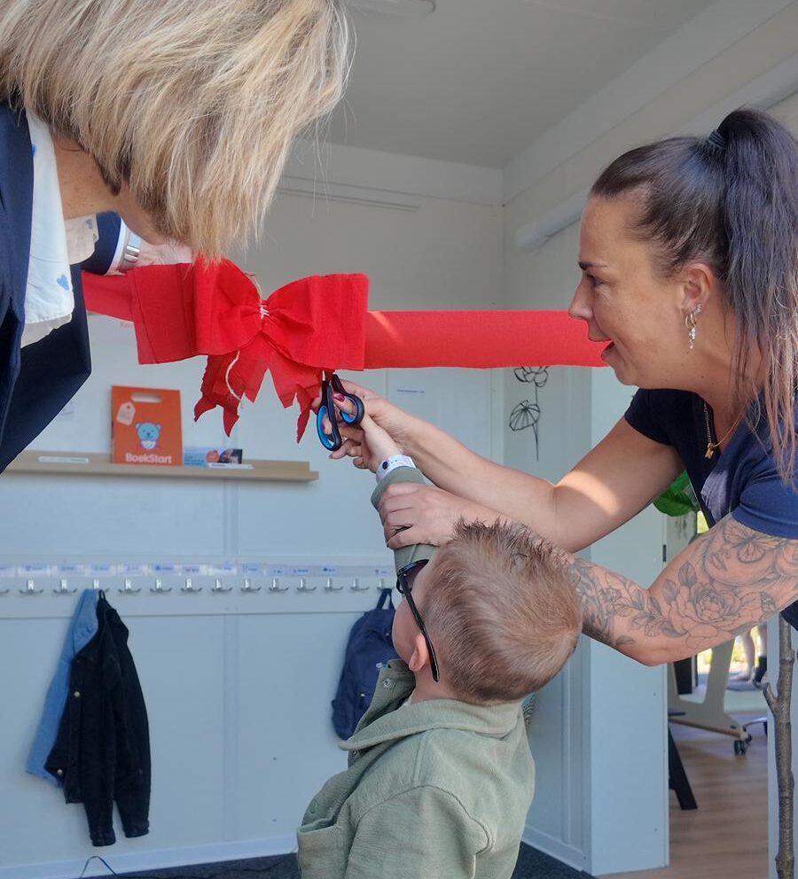 Kind knip lint door voor opening kinderdagverblijf Droomweide Meerkerk
