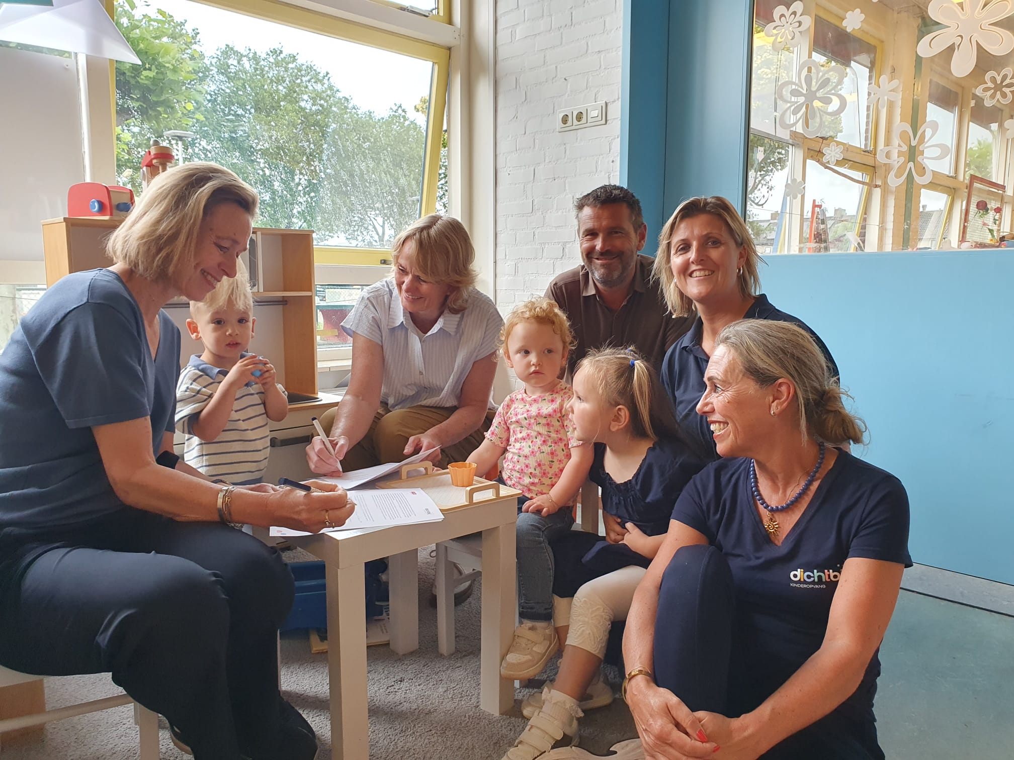 Yvonne Schubad en Cornelie Kool bij Dichtbij peuteropvang in De Regenboogschool in Everdingen