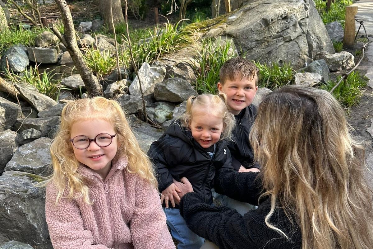 Kinderen met moeder Alicia