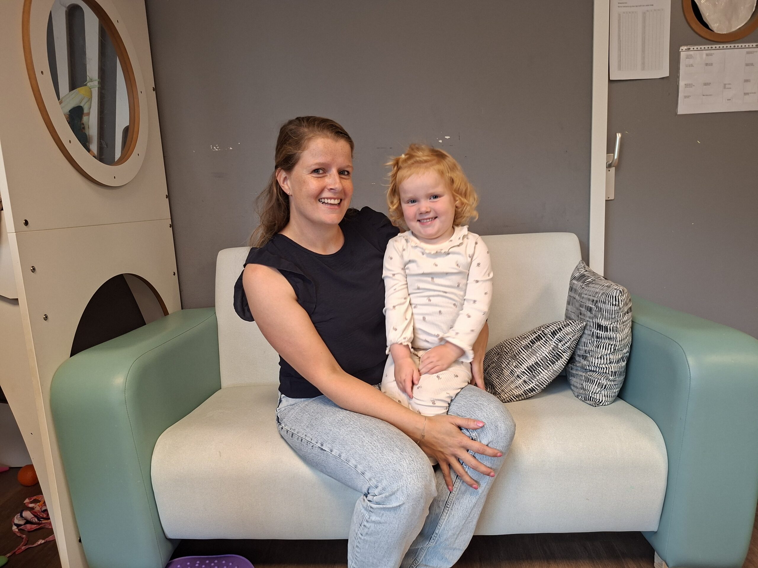 Lid oudercommissie Madelon met haar dochter bij kinderdagverblijf Kiekeboe in Culemborg